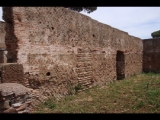 08181 ostia - regio v - via dell'invidioso - edificio (v,iv,3) - nordseite - 2. raum von westen - ostwand - 06-2024.jpg